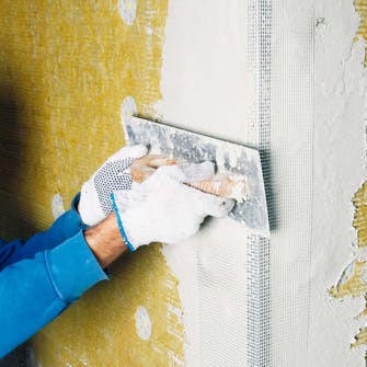 Isolera utvändigt: Profilen med nätet täcks nu av grundputsbruk Isolera utvändigt: Profilen med nätet täcks nu av grundputsbruk